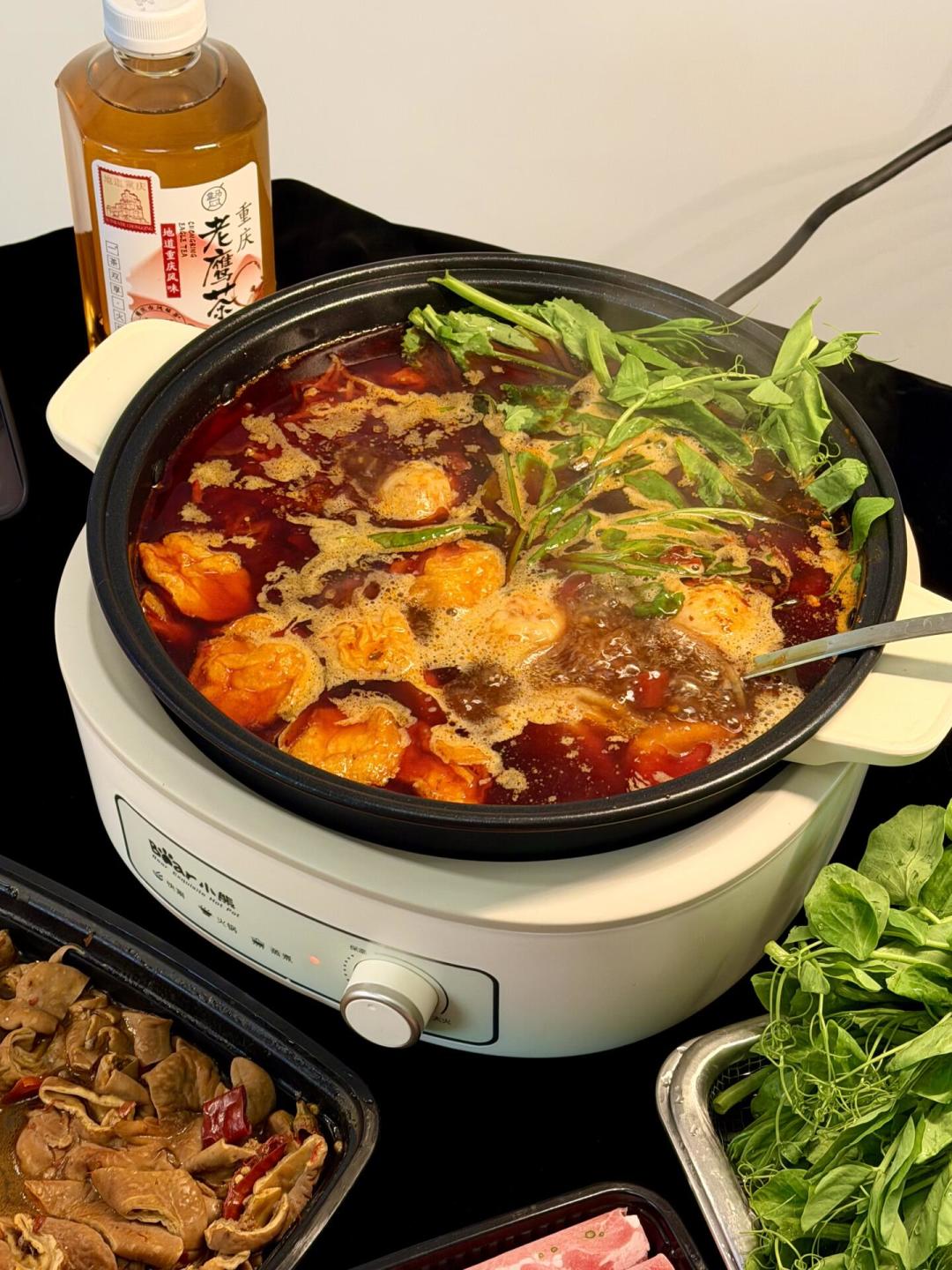 牛油还是清油?川渝火锅争了多年的问题,我翻了知乎58万播放的回答和小红书上百条笔记,总算讲明白了