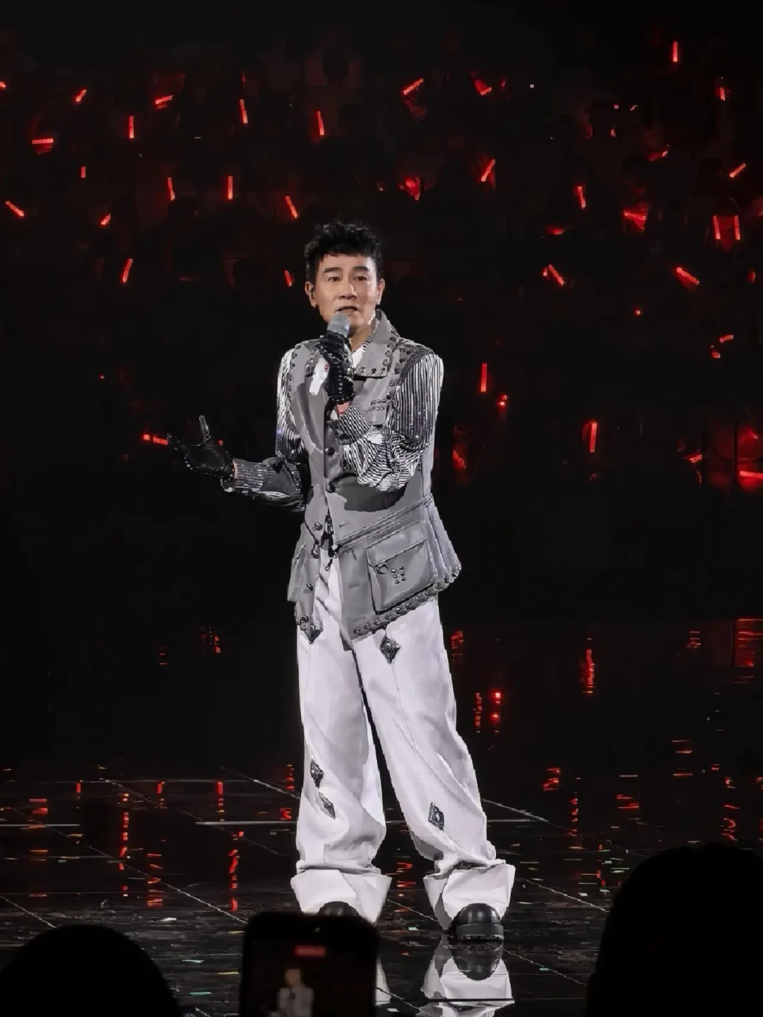 陈小春BIGMAN巡演的隐藏线:整理完应采儿的“应援时间表”,才懂接下来几站该带全家去哪个