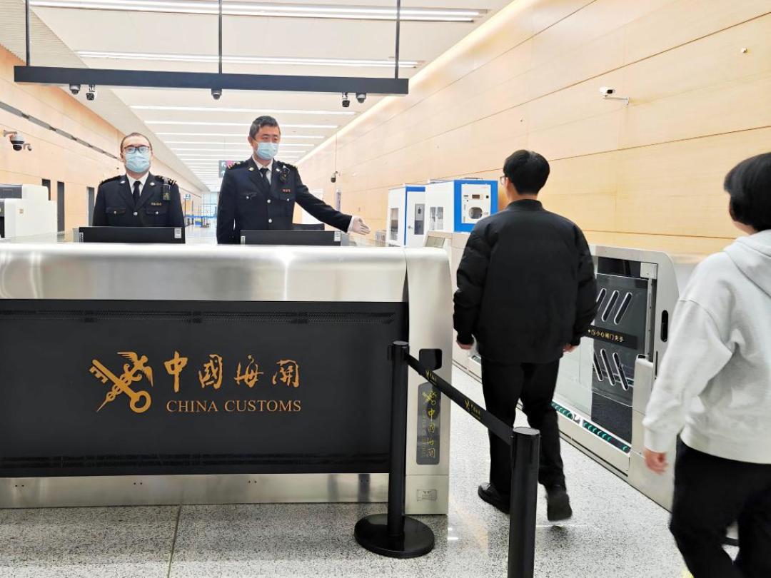 中秋国庆带「小玩具」出门?新规之后安检逻辑变了,这几类真会被拦,出发前先对照这份清单