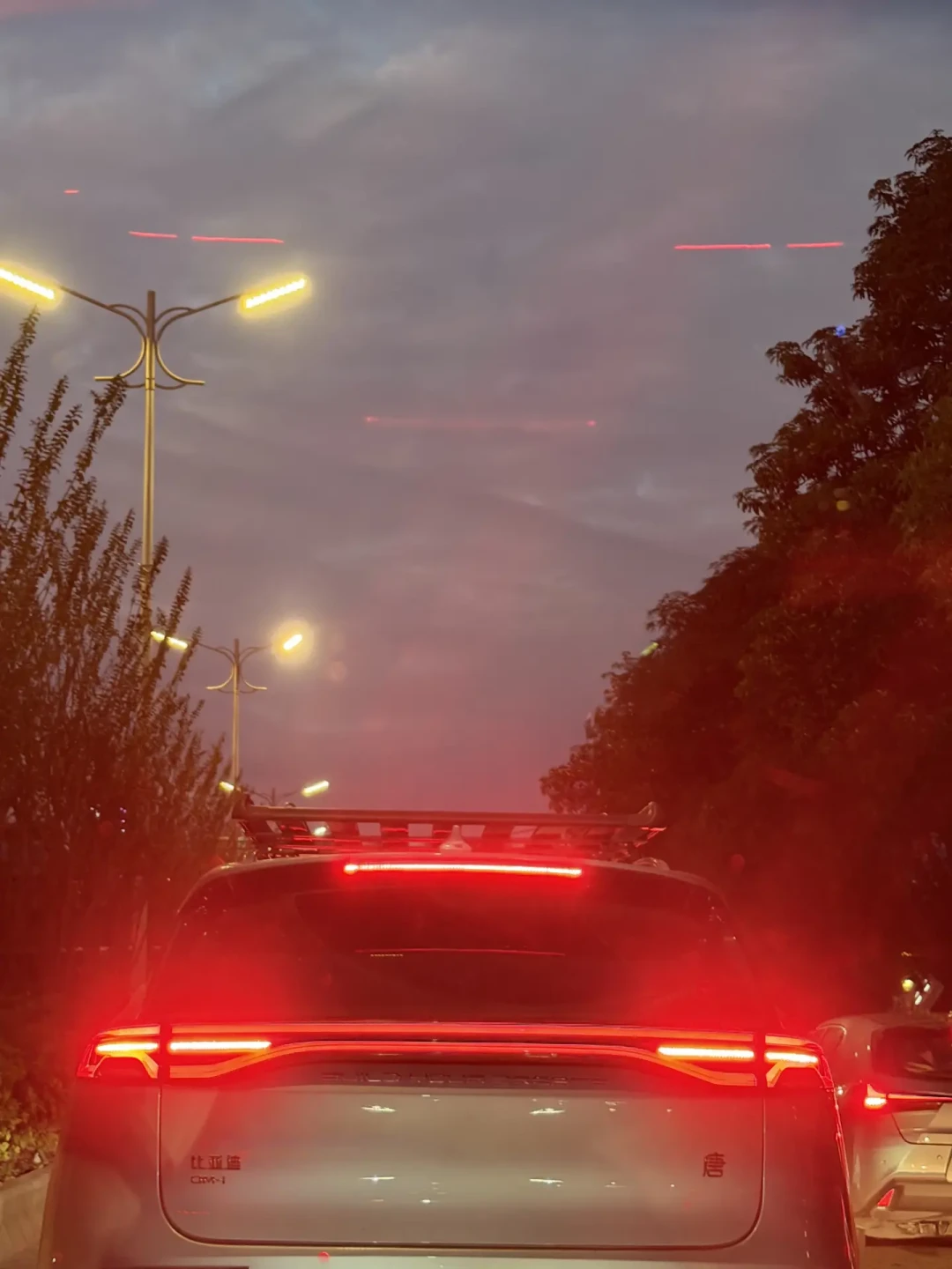 8月两个热搜都是同一台电车的尾灯:一边