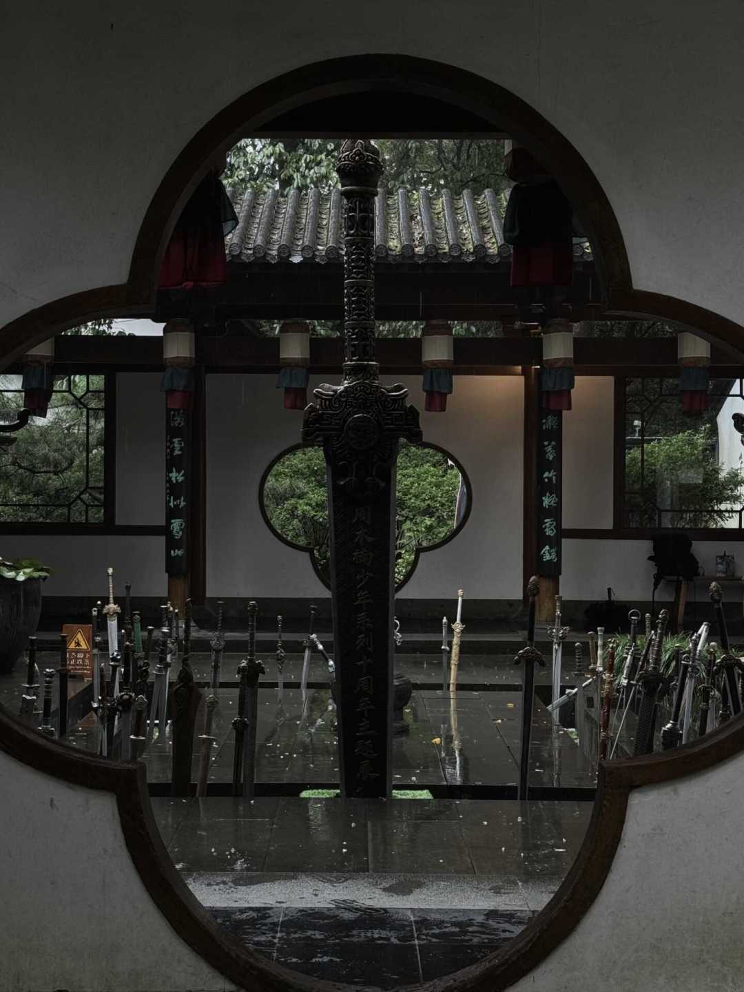金庸亲口说独孤求败是鲜卑人,可按《神雕侠侣》的剑冢一算对不上:三派证据对完,这桩悬案为什么定不了案