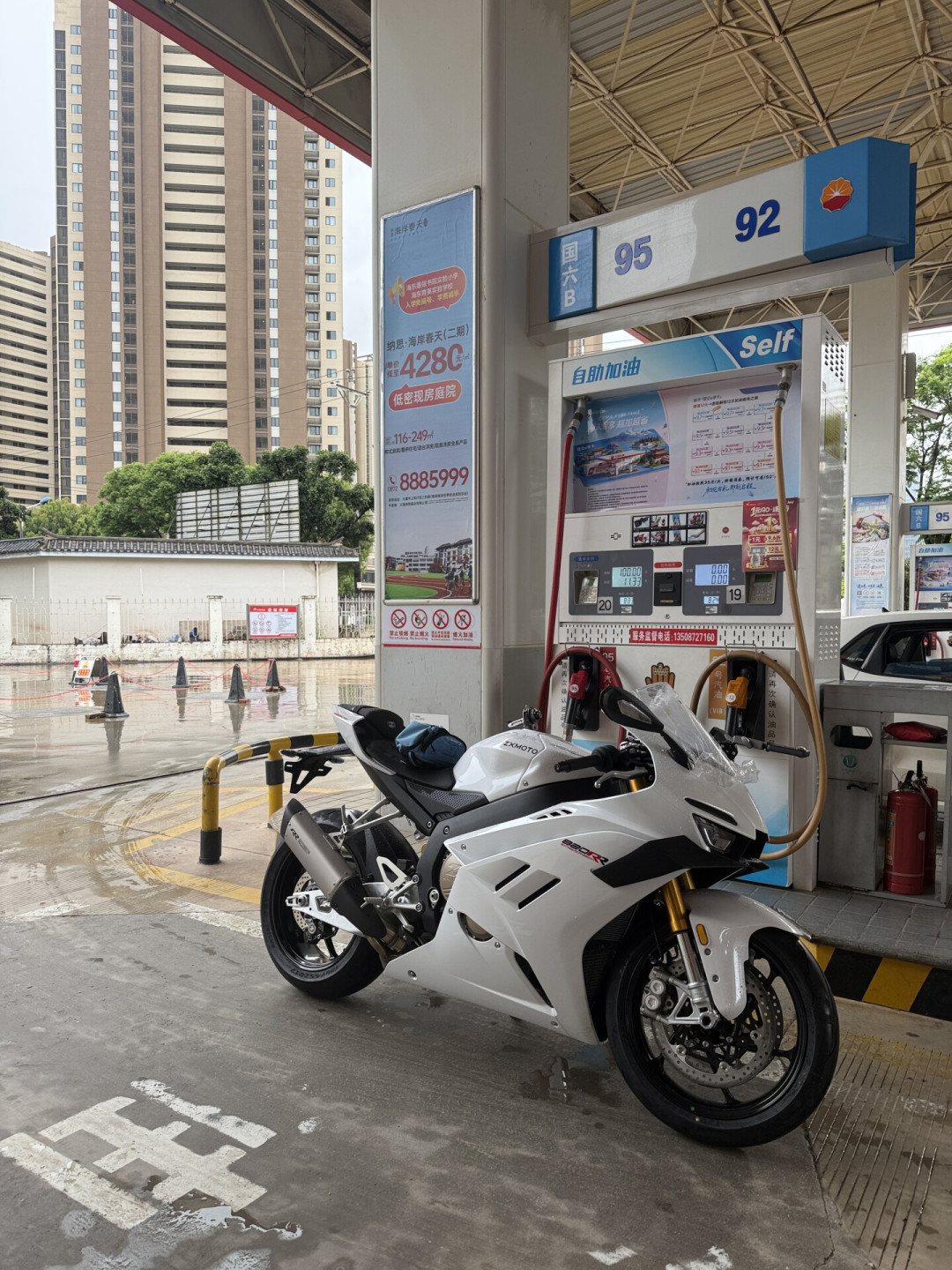 820RR香港交付:落地价“翻倍”还排队到年底,内地等车的人先算清这三本账