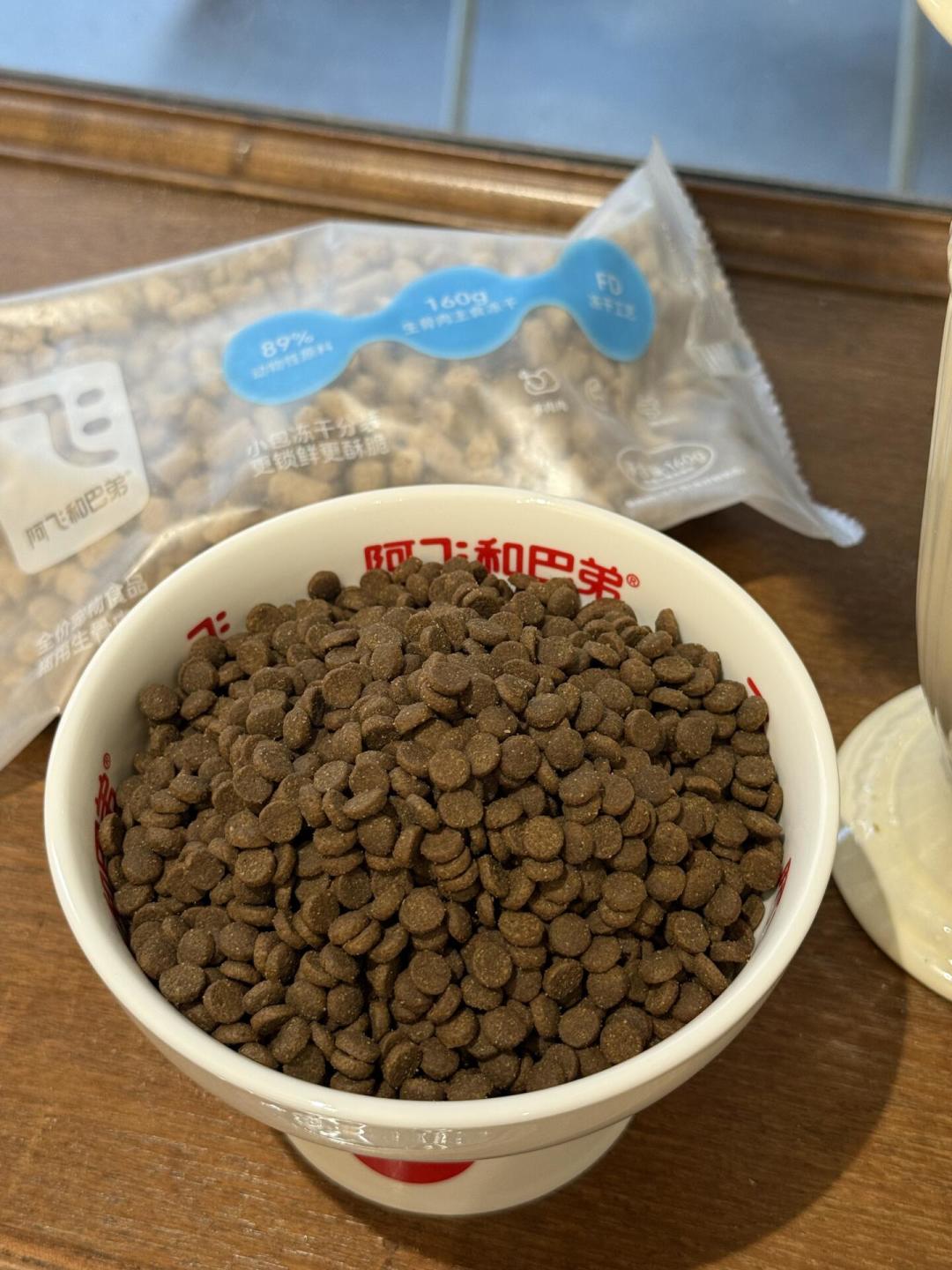 换完高蛋白猫粮,猫先软便了:标签上的50%粗蛋白,到底有多少被猫吃进去了?