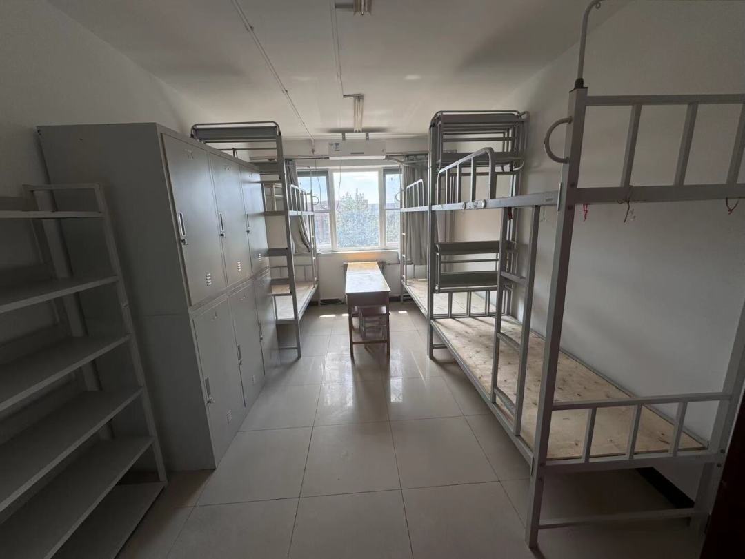 别一次配齐“开学五件套”,也别照宿舍“必备清单”下单:核完今天的涨价热搜、两篇报道和几十篇毕业闲置帖——3类到校前买,2类到校再说,其余收二手