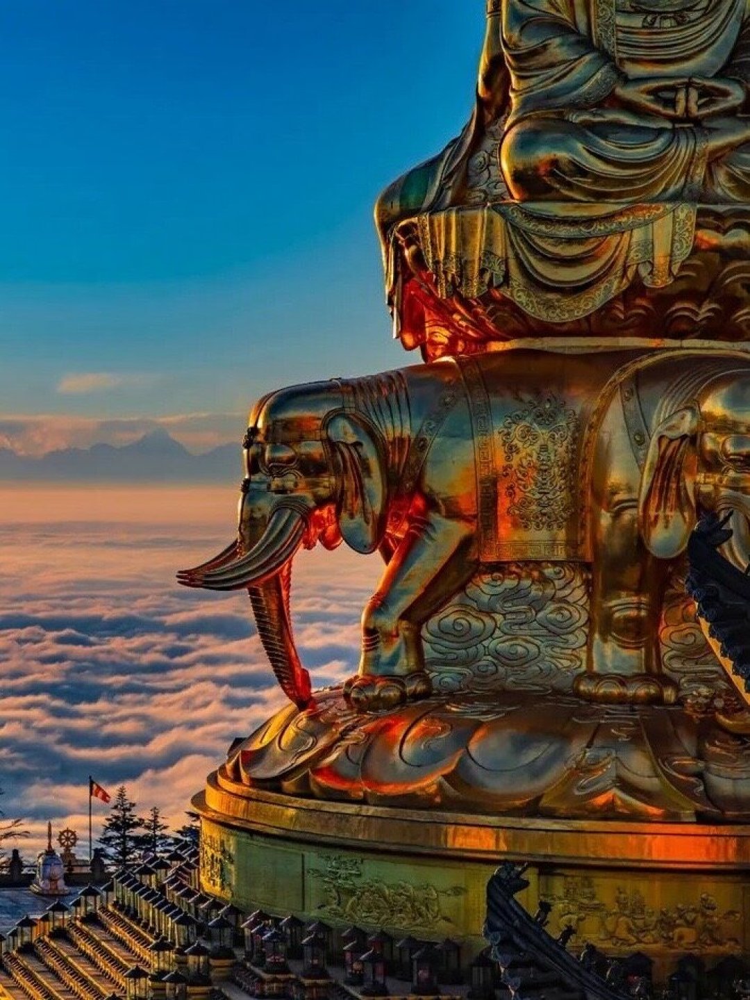 一个月6天确认拍到佛光,金顶却每天只放8000个名额:今年秋天上峨眉,先对好三个时间窗口