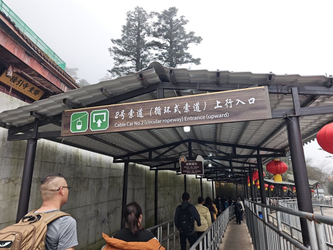 一个月6天确认拍到佛光,金顶却每天只放8000个名额:今年秋天上峨眉,先对好三个时间窗口