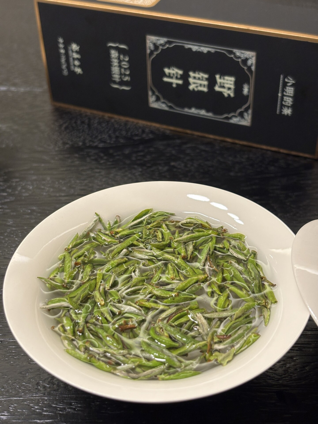 一边停产低价茉莉花茶,一边银针“崩盘”:2026秋天的口粮茶,先看懂价格冰火再刷卡