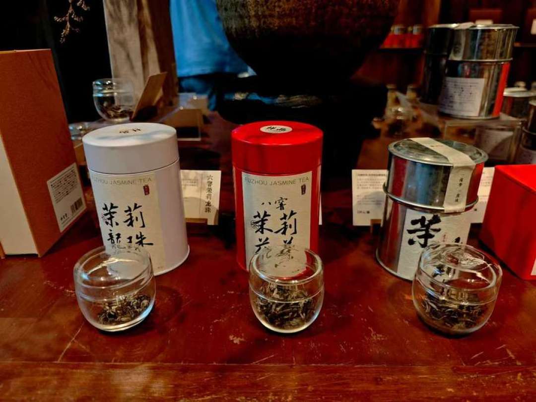 一边停产低价茉莉花茶,一边银针“崩盘”:2026秋天的口粮茶,先看懂价格冰火再刷卡