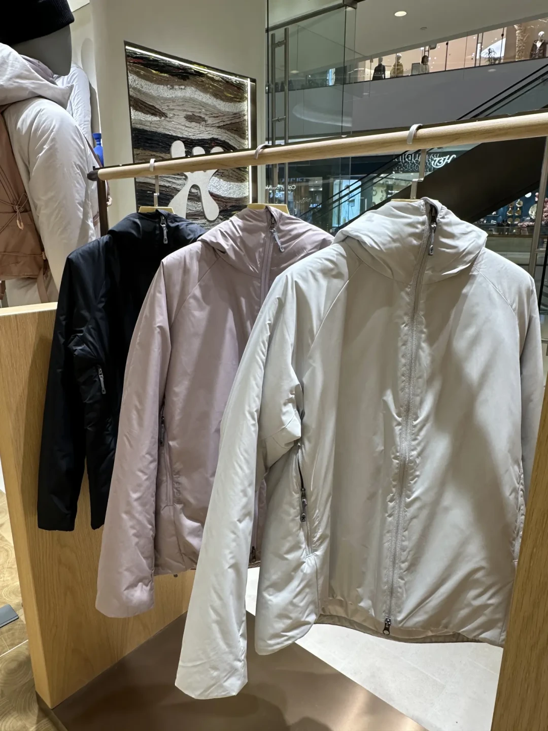 胡丁尼的九月难题:FW26新品全价上架、夏款3折清仓,捡什么跳过什么先看这份折扣日历