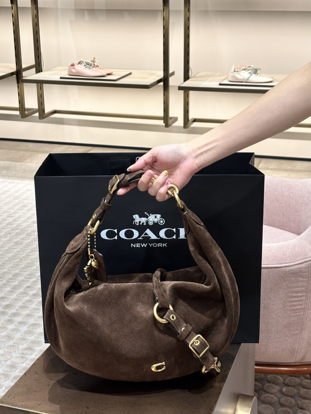 LV二手腰斩、Coach持续变贵、山下有松追上来:加入“Coach还是山下有松”战局前,先算清这三笔账