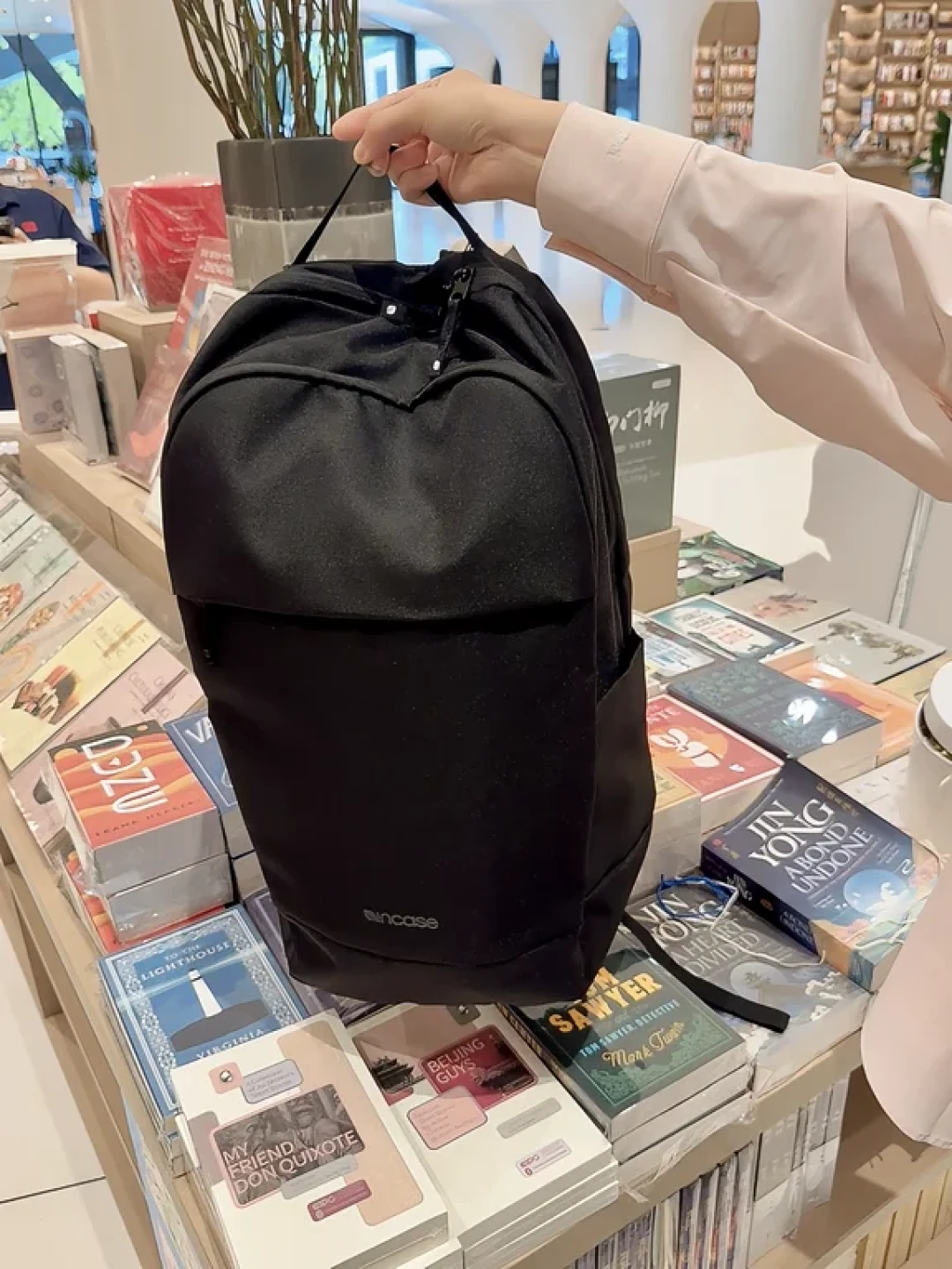 用了8年拉链坏,她还是回头又买了一只:Incase的包到底能扛几年,我替你们翻完了