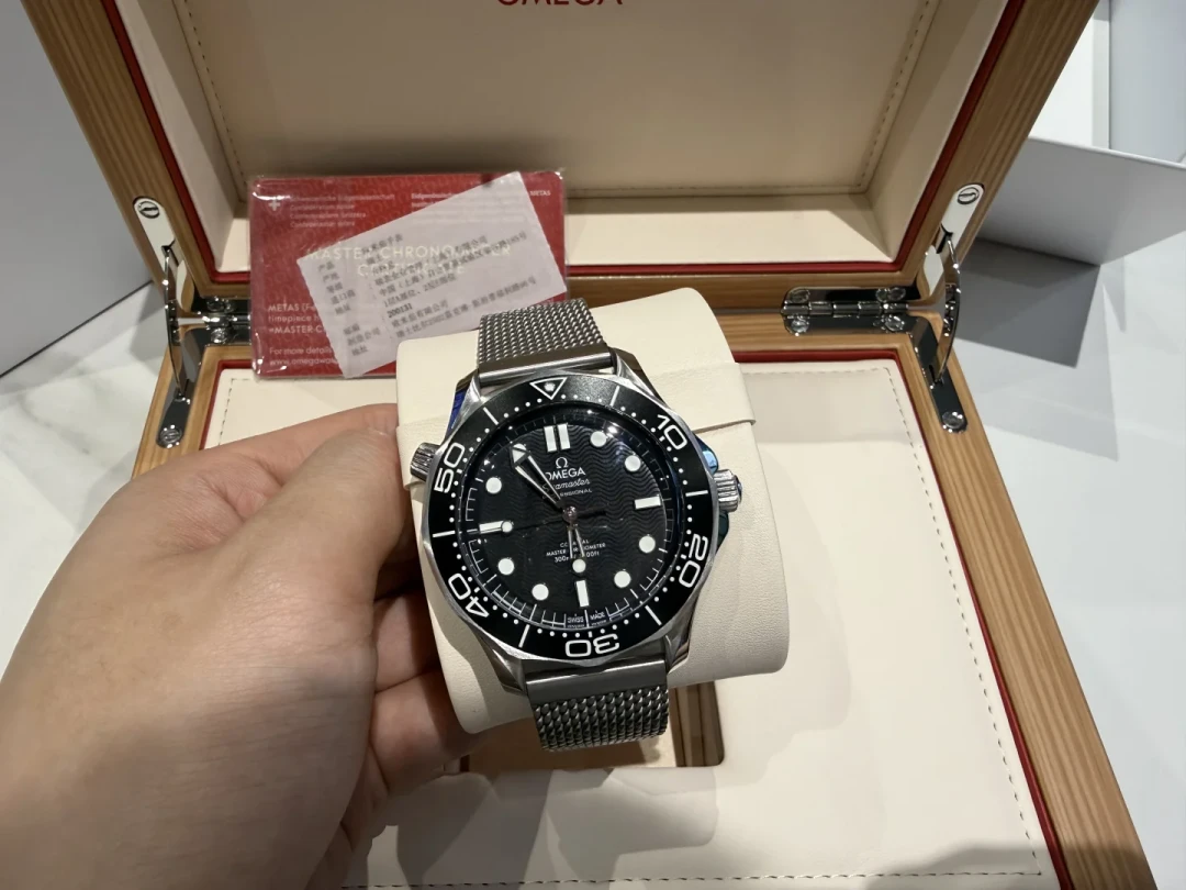 公价涨到52700，连复刻都开始造假了：那块3000块的海马300，先看清这三层坑再掏钱