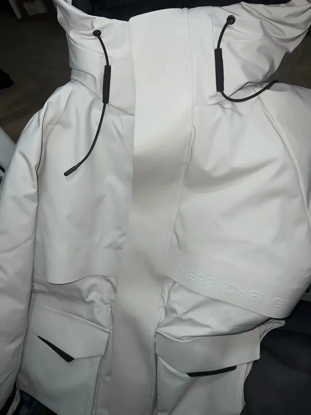 美力城反季鹅绒服真能300多拿下,但你蹲的「扣111领作业」,是引流生意