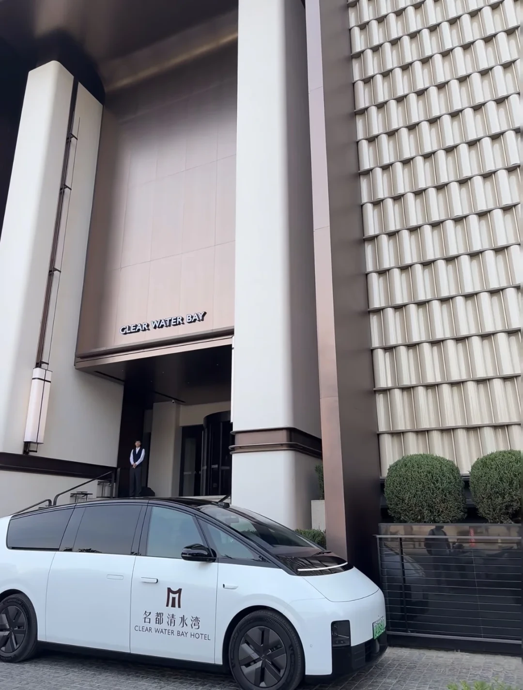 男孩举着手机看女汤,26万人炸了:去东北洗浴前,先搞清这3条隐私线