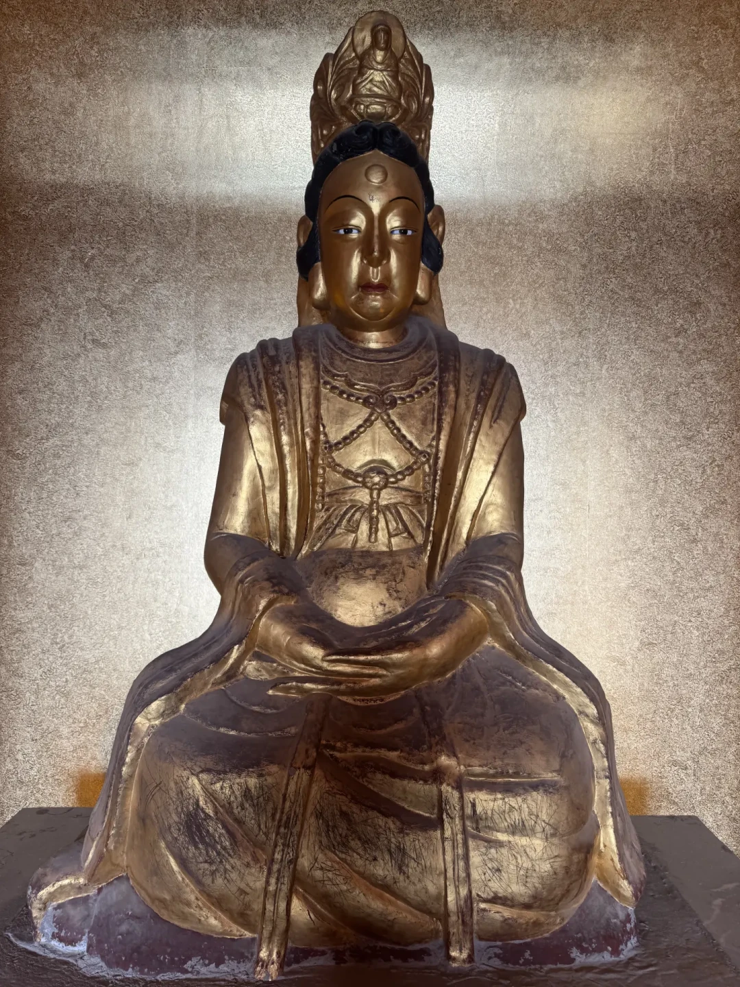 女皇对面,崖上佛像换了一次座次:广元千佛崖还留着武则天的“登基宣言”