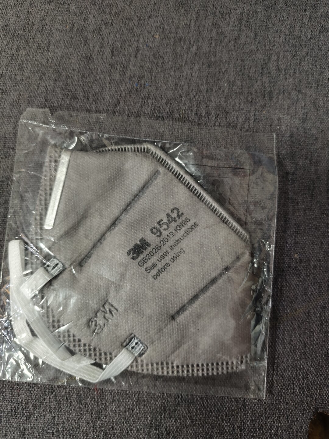 蒿草花粉高峰期来了,别随手抓个N95就出门:3M口罩带阀、活性炭、耳戴头戴的差别,先分清再花钱