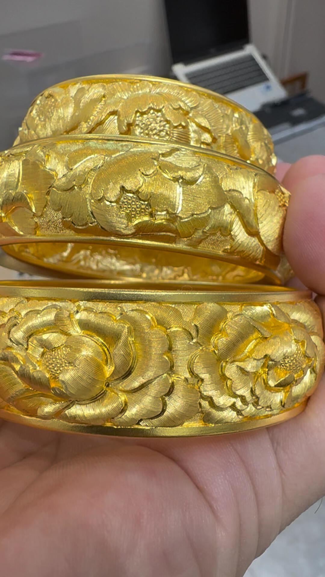 同一只“錾刻”牡丹镯，工费从18到80元/克：四种做法、五步验货，付款前先看明白