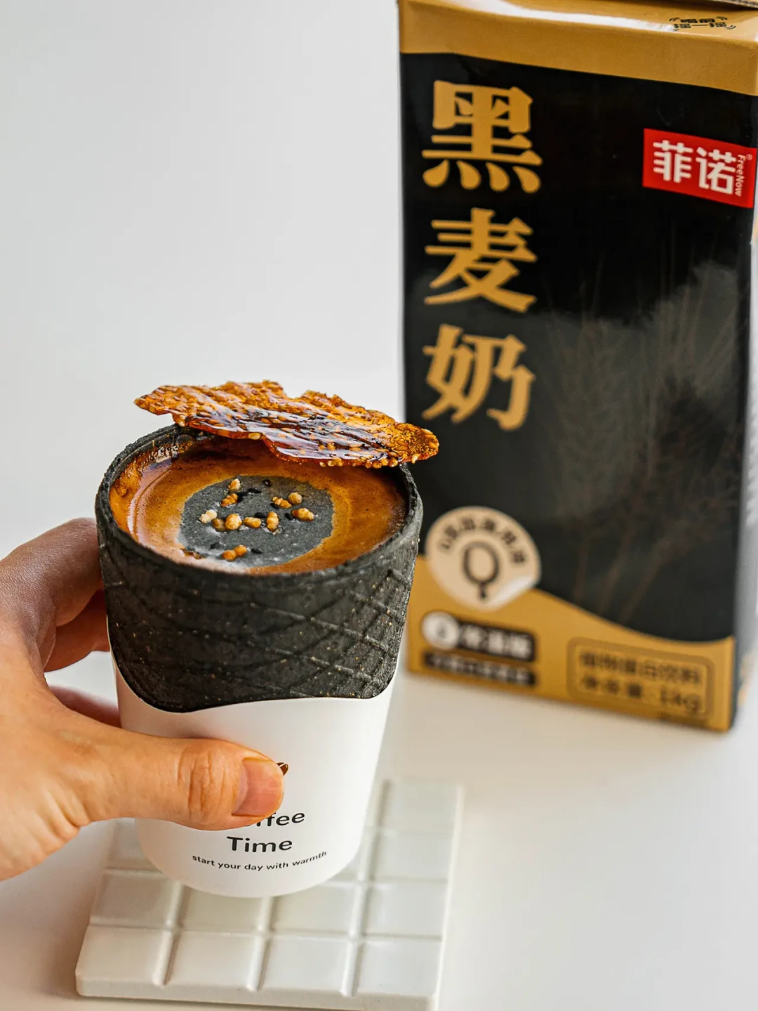 燕麦奶“含油致痘”的恐慌吵了半年,扒完两边的广告和OATLY全线配料表,可以说清楚了