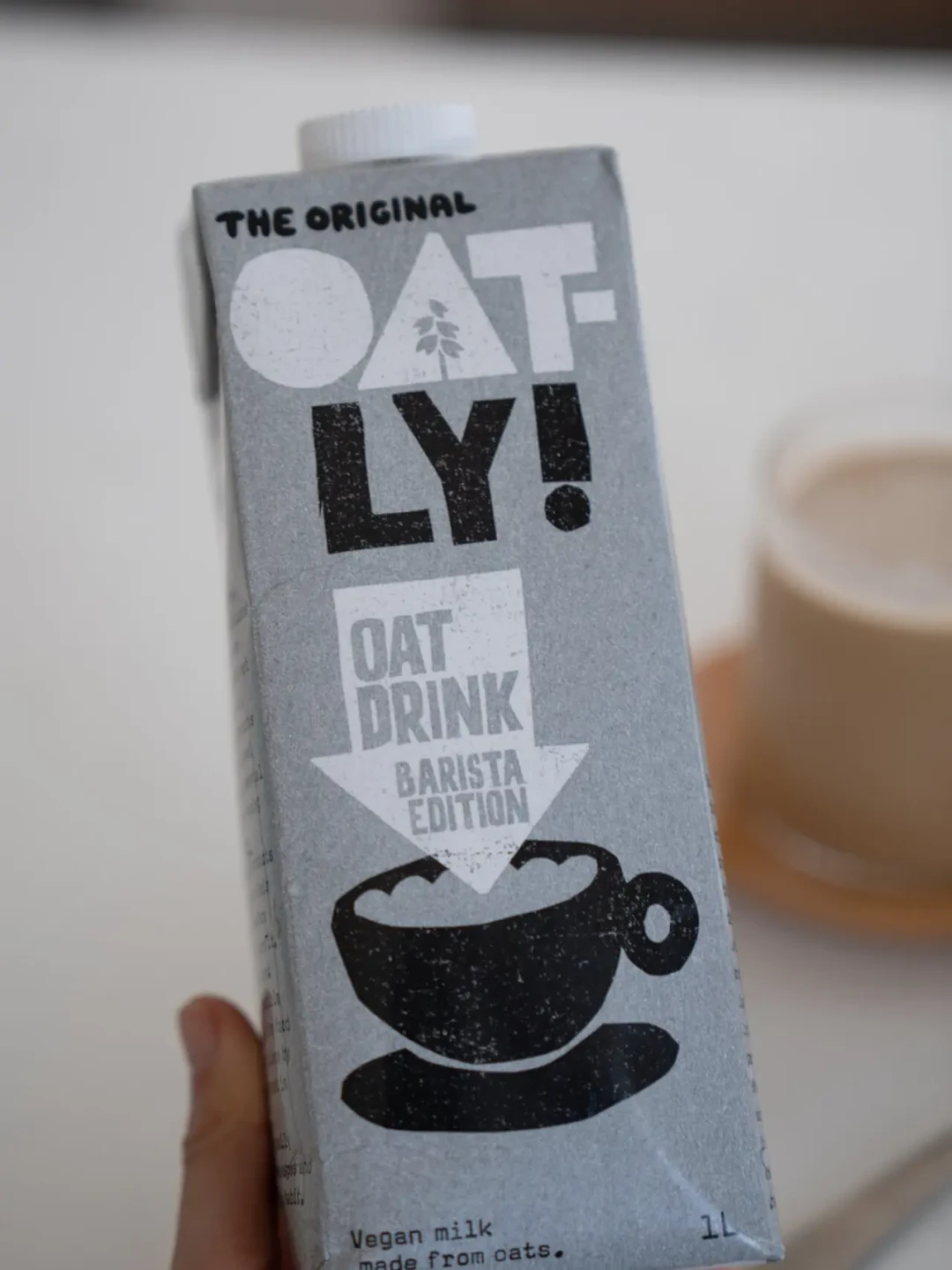 燕麦奶“含油致痘”的恐慌吵了半年,扒完两边的广告和OATLY全线配料表,可以说清楚了