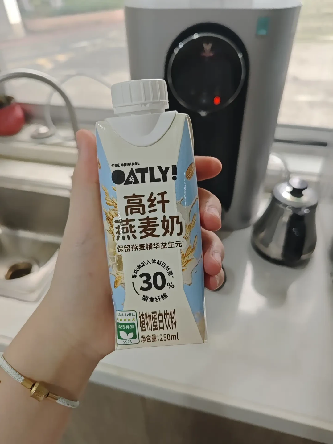 燕麦奶“含油致痘”的恐慌吵了半年,扒完两边的广告和OATLY全线配料表,可以说清楚了