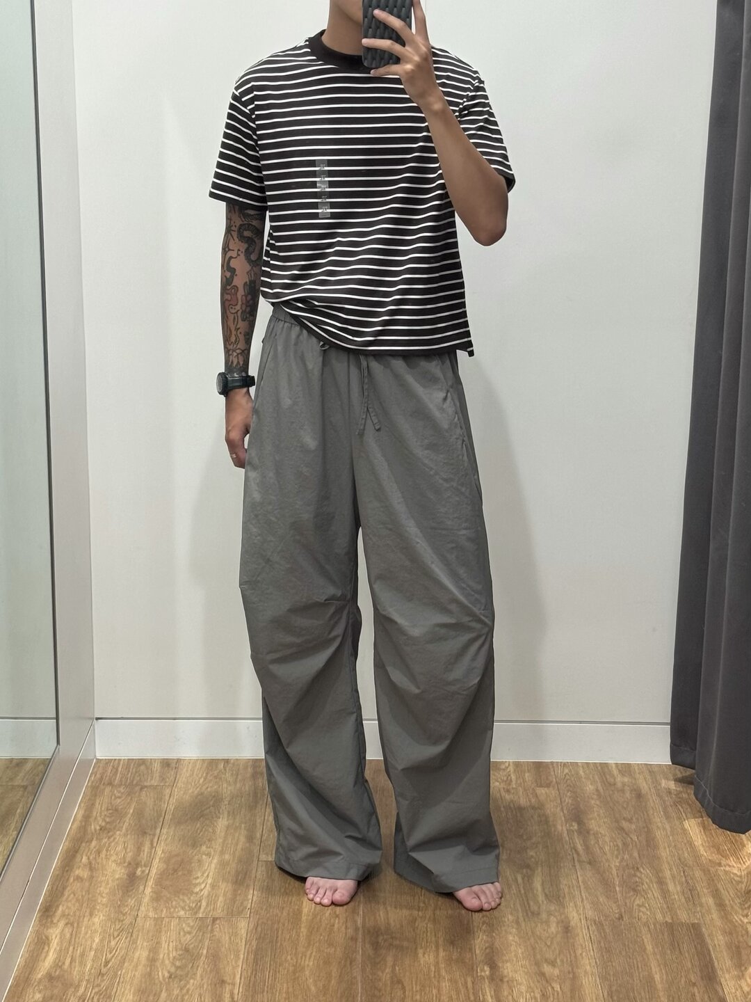 优衣库男装区的第一波折扣,被女生们抢先蹲走了:上衣可以闭眼买,裤子请先量腰臀差