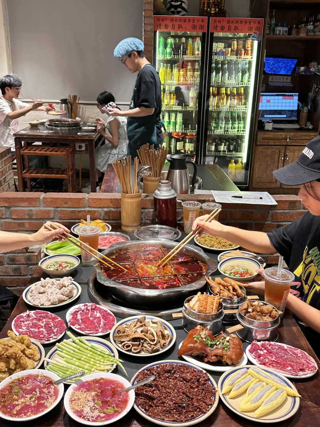 新火锅一哥是个20元小火锅:围辣2000店、海底捞换牌、80块油碟馆子关门,川渝火锅爱好者明年进哪个价位?