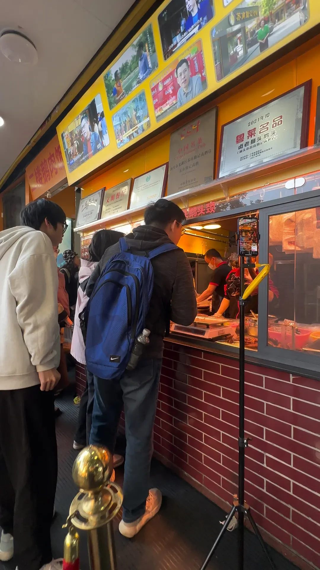 以为肥猫去世了?他75岁在汕头排队买卤鹅没人认出,这店值不值得跟打卡,先听我说句实话