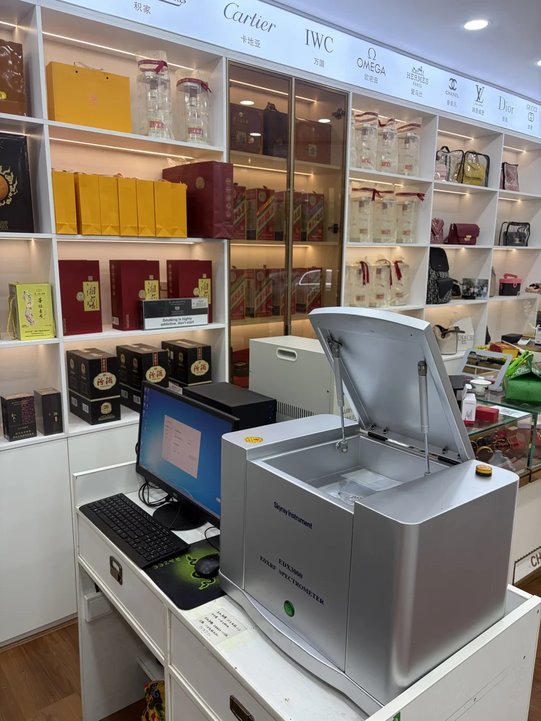 金价暴跌一周,卖金的比买金的更容易被骗:大盘933,诱饵报价1199,真到手价只有一个公式
