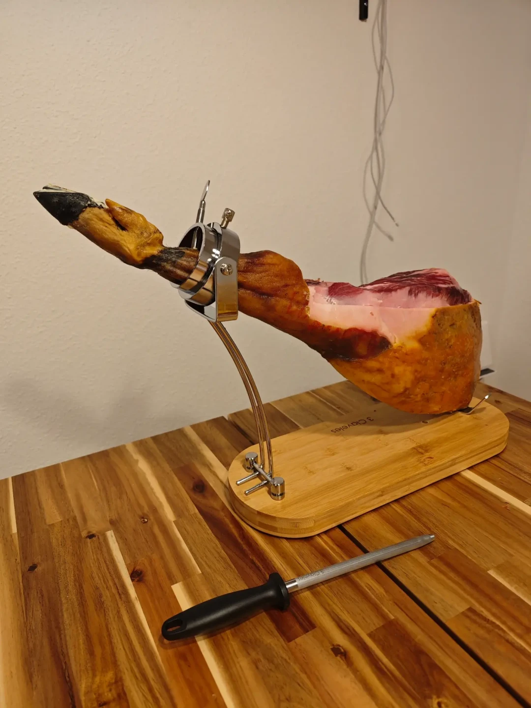 前腿能比后腿便宜一半,但不是谁都该买:西班牙火腿四色标签之外,还得看这三件事