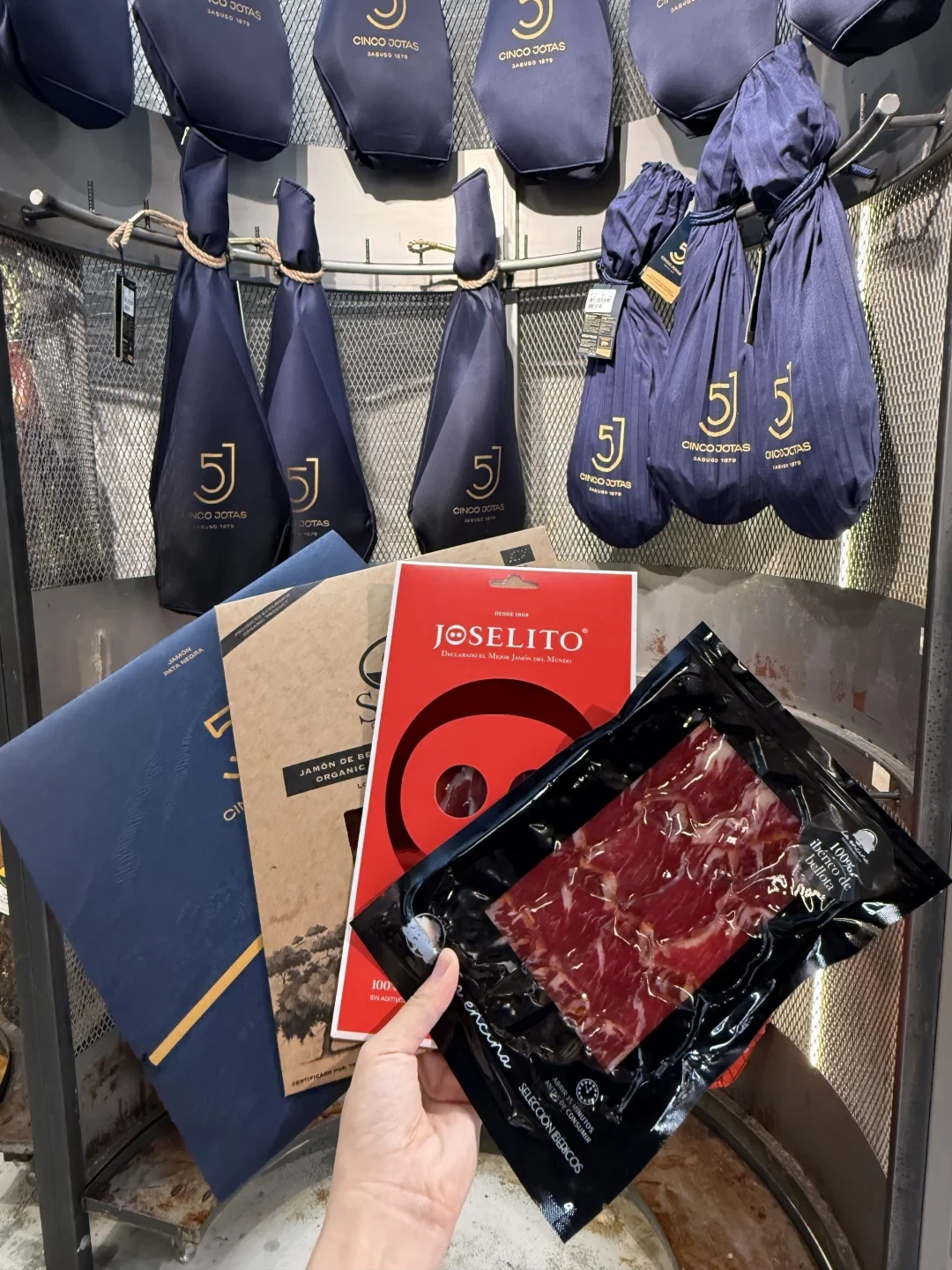 前腿能比后腿便宜一半,但不是谁都该买:西班牙火腿四色标签之外,还得看这三件事
