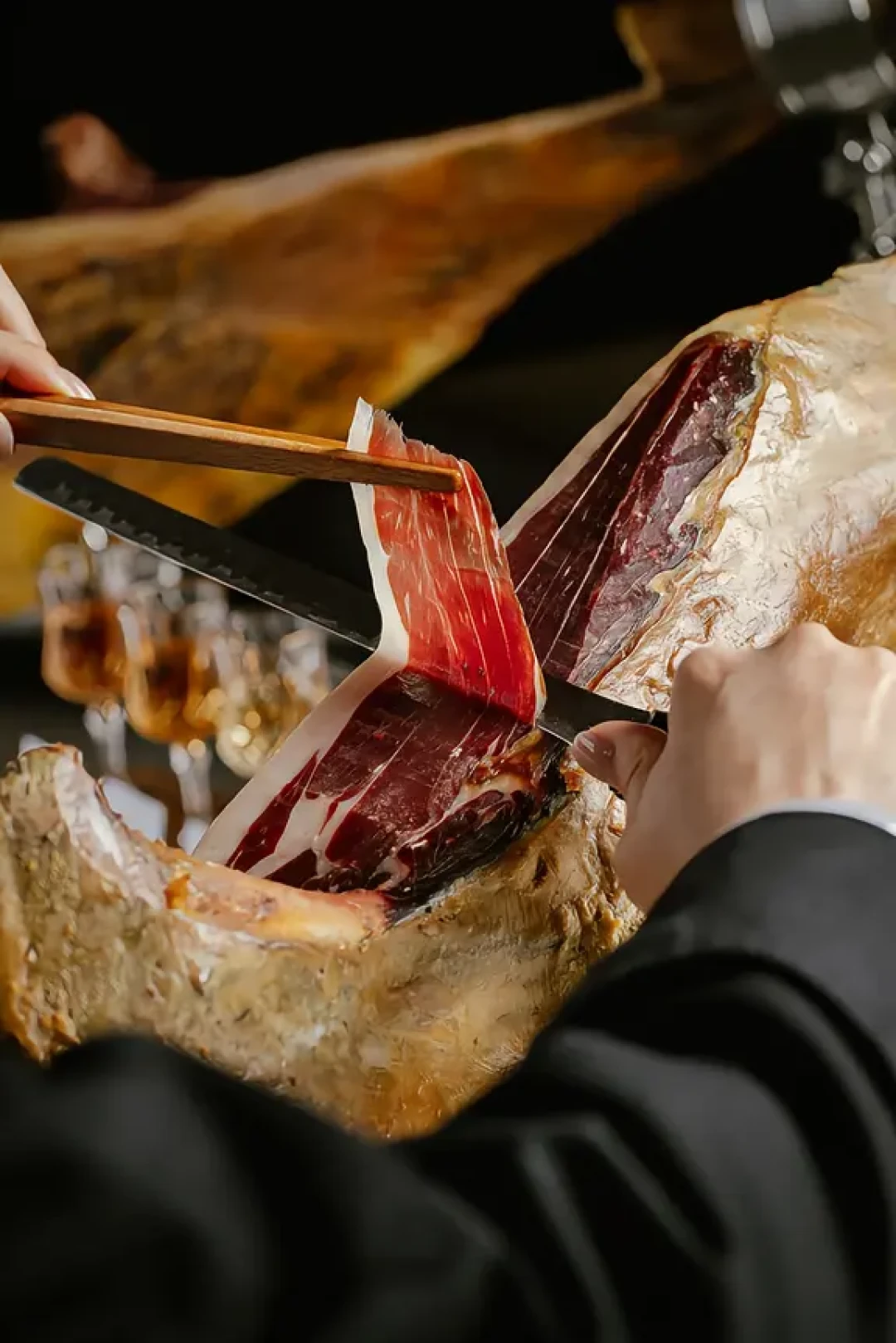 前腿能比后腿便宜一半,但不是谁都该买:西班牙火腿四色标签之外,还得看这三件事