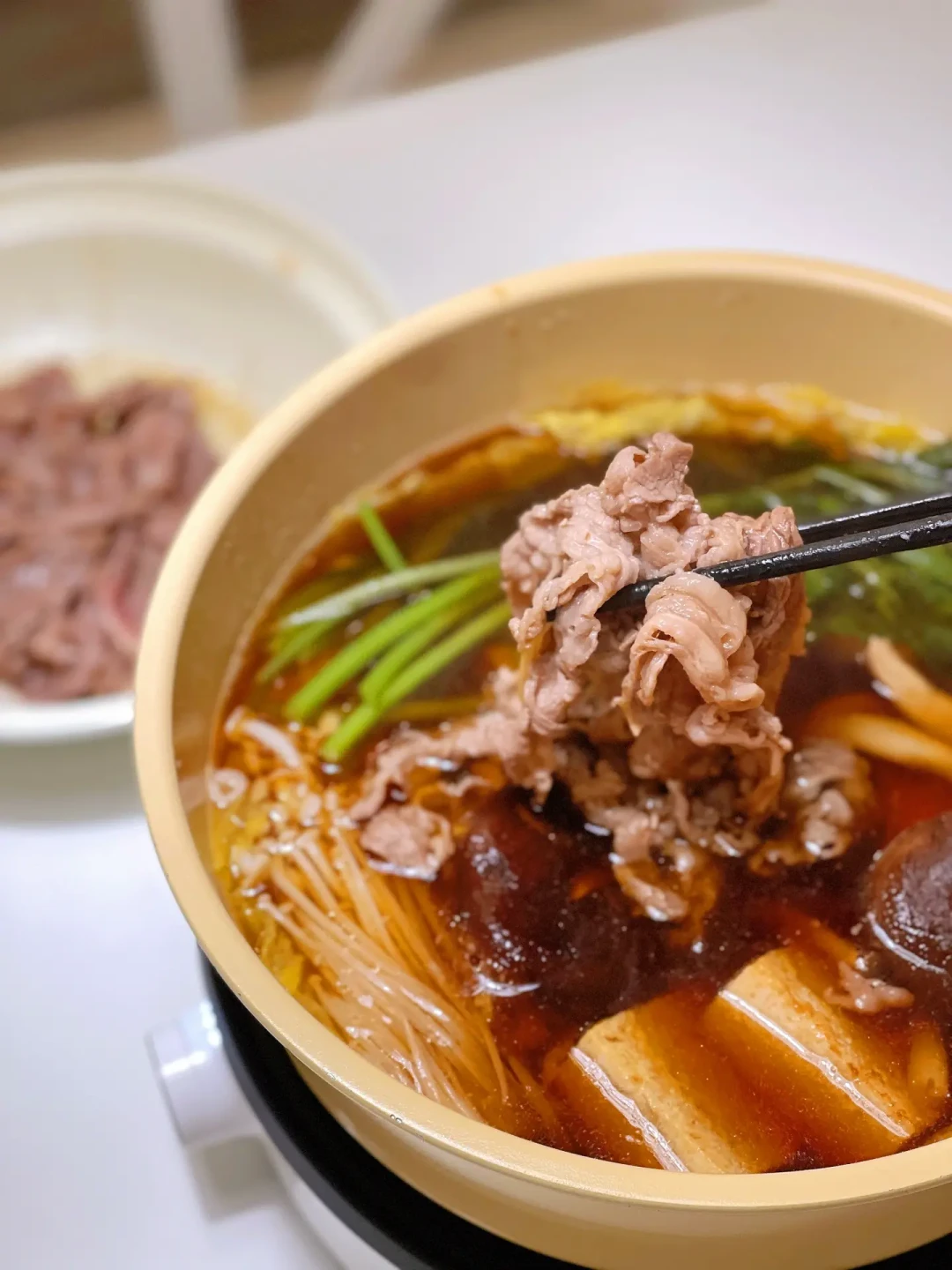 牛NEW凌晨就开始排队,同款寿喜烧在家做人均40块:算完这笔账,再决定排不排