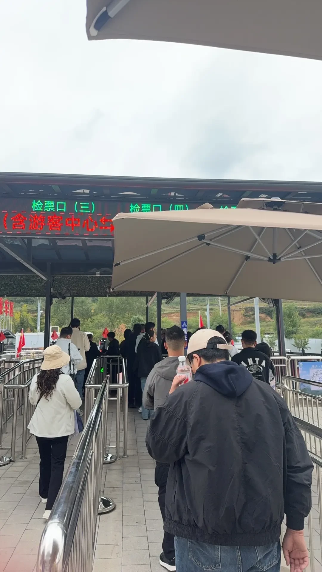 麦积山一下雨就关门,为什么国庆下雨反而照常开放?今年去,先把这三笔账算清