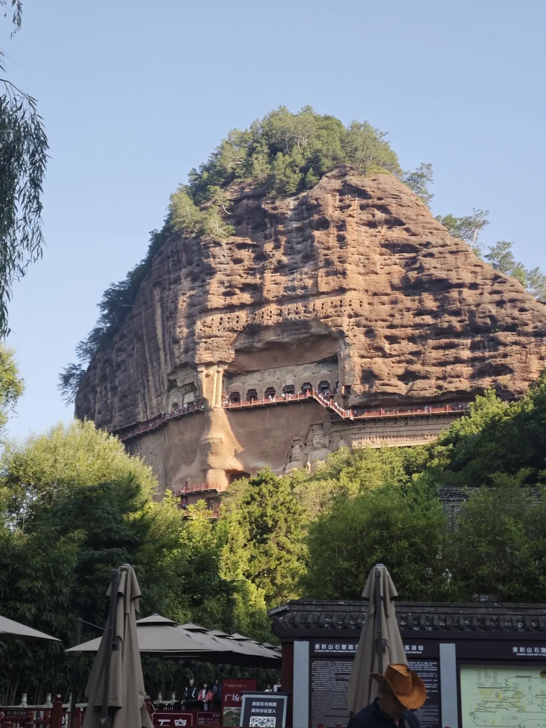 麦积山一下雨就关门,为什么国庆下雨反而照常开放?今年去,先把这三笔账算清