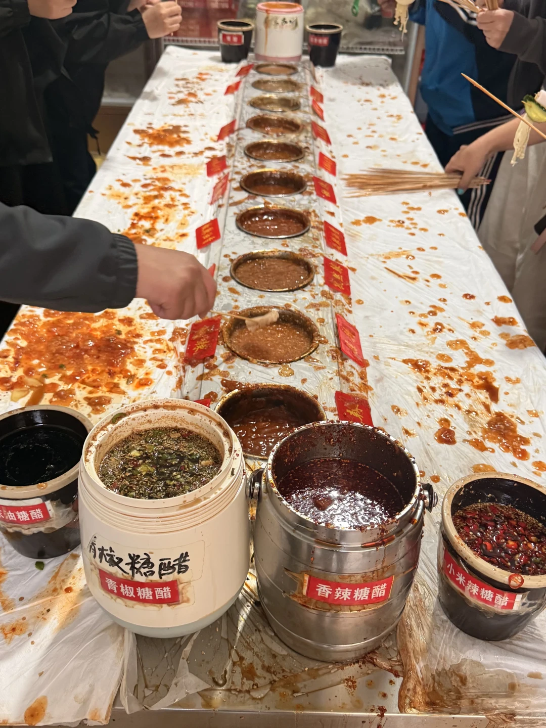 山西沾串9月卖到成都保定了:吃前先记住「1元5串」,别按「1元1串」付钱