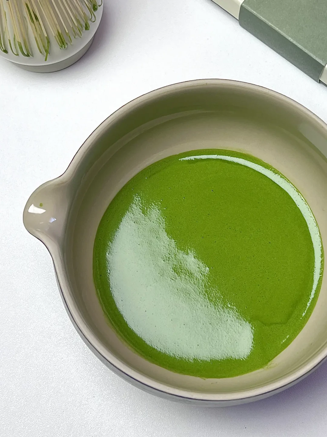 库迪卖抹茶都打出“承袭宋代点茶法”了,一半人想囤日本茶筅,一半人说国产千目粉就够入门:对完全网约150篇帖、1篇新华社稿和3篇翻车实录,出沫的3道坎、茶粉的2大流派、入门的3档预算,中秋前一次说清