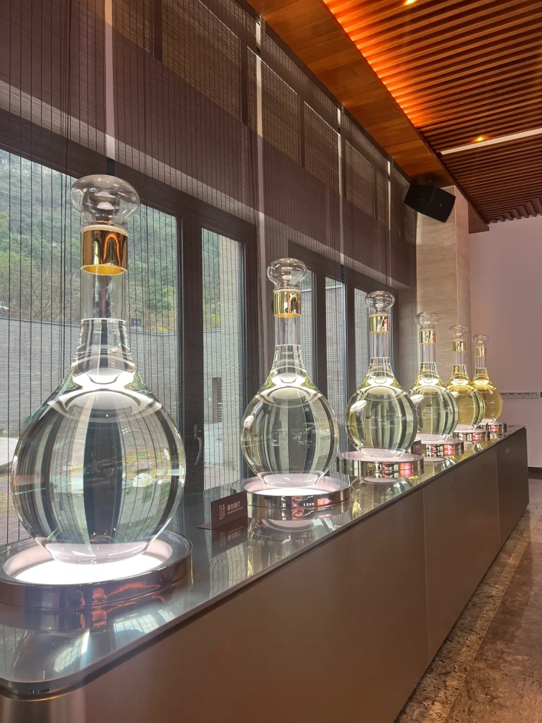 一边是青花郎市价破680，一边是带会员去拉菲访学：郎酒这是飘了，还是想明白了？