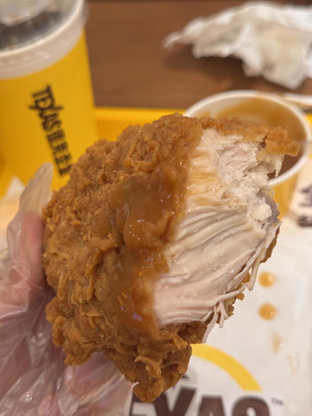 饼干没上、大桶缩水、酱汁另收费:把德克圣堂炸鸡的中国菜单和美国原版对了一遍,发现被删掉了什么
