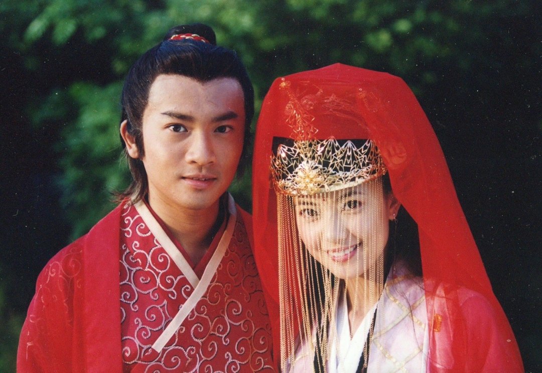 把12版周芷若的黑化排一排,才懂为什么老版叫“疯批美人”,新版被嘲“黑山老妖”