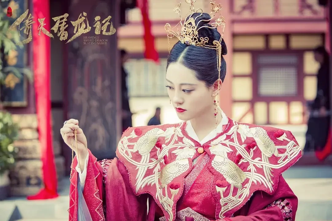 把12版周芷若的黑化排一排,才懂为什么老版叫“疯批美人”,新版被嘲“黑山老妖”