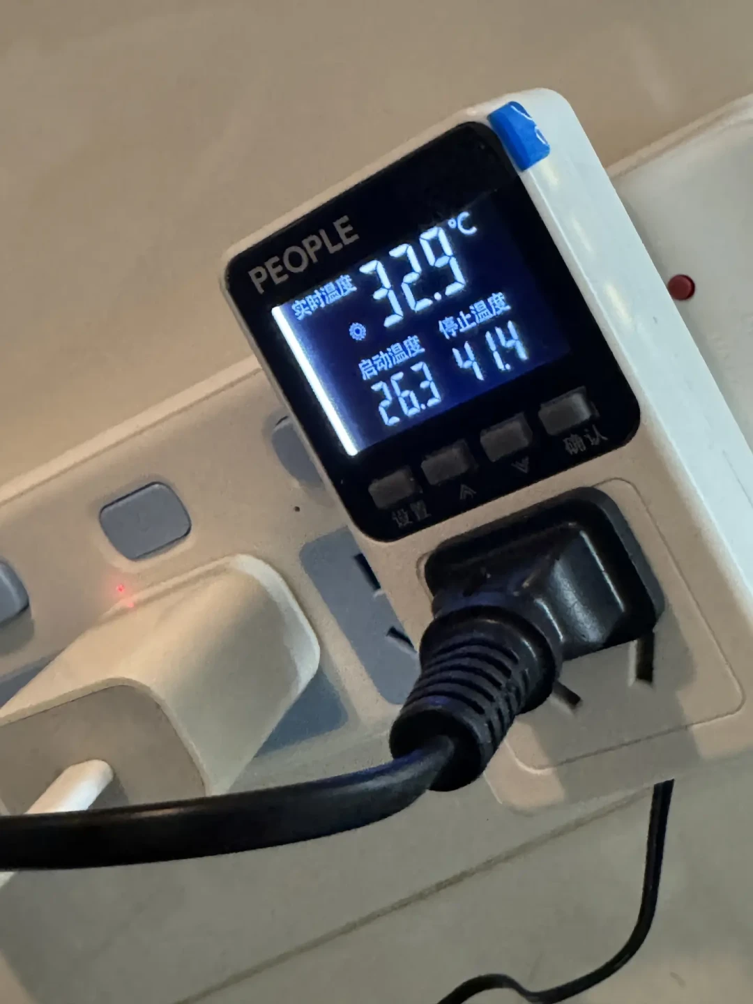 9月室温跌破20℃,爬宠新手求助帖挤满小红书:一个月电费才4块钱,但不配温控的缸能飙到40℃