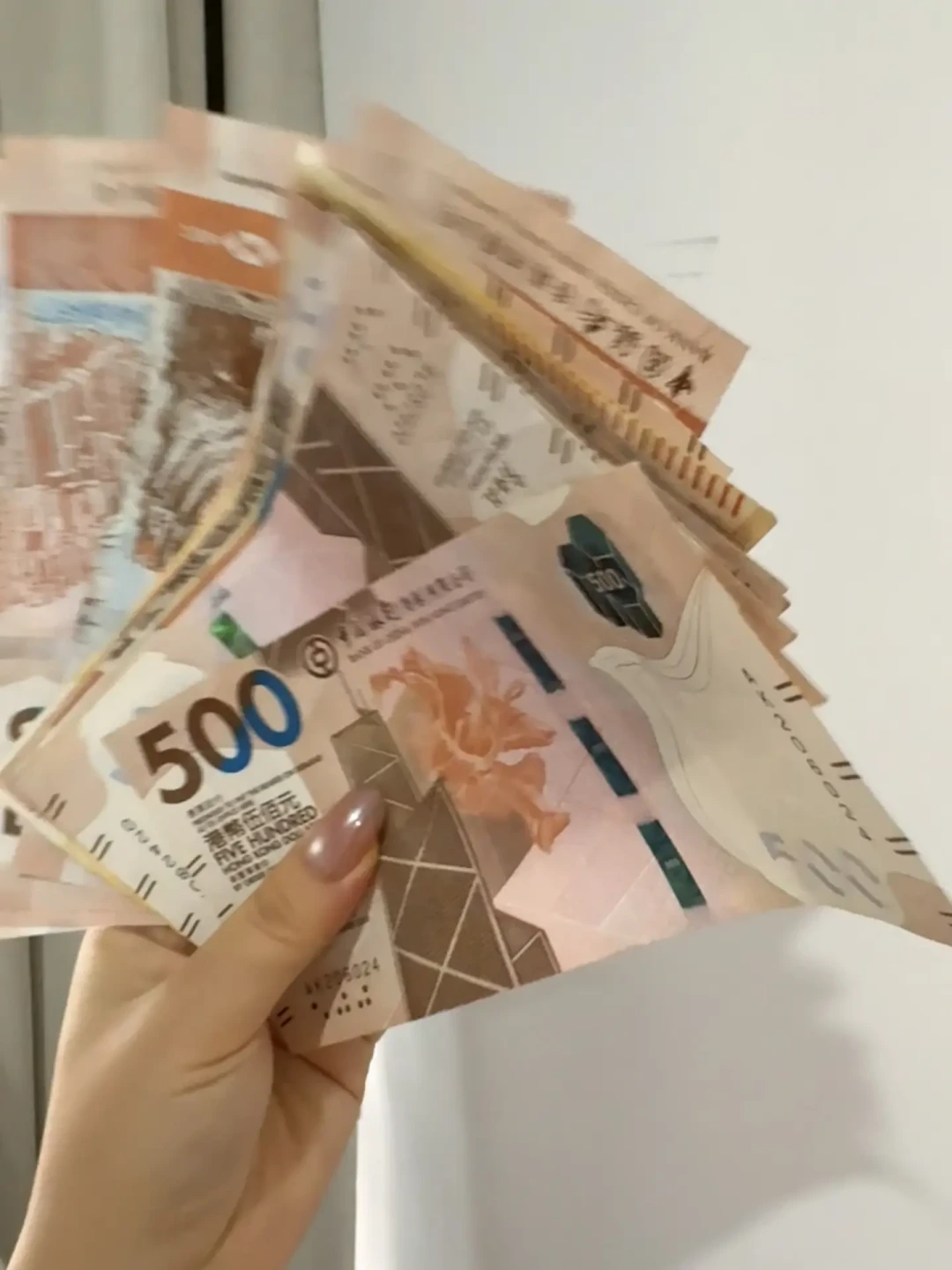手持港币现钞
