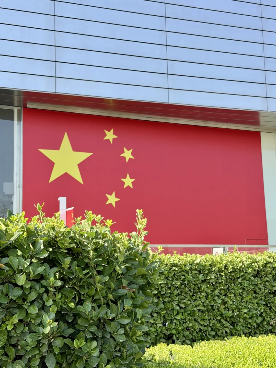 国庆的国旗墙,九月就挂好了:对完三年上线节奏,“预制朋友圈”的拍摄窗口就这几周