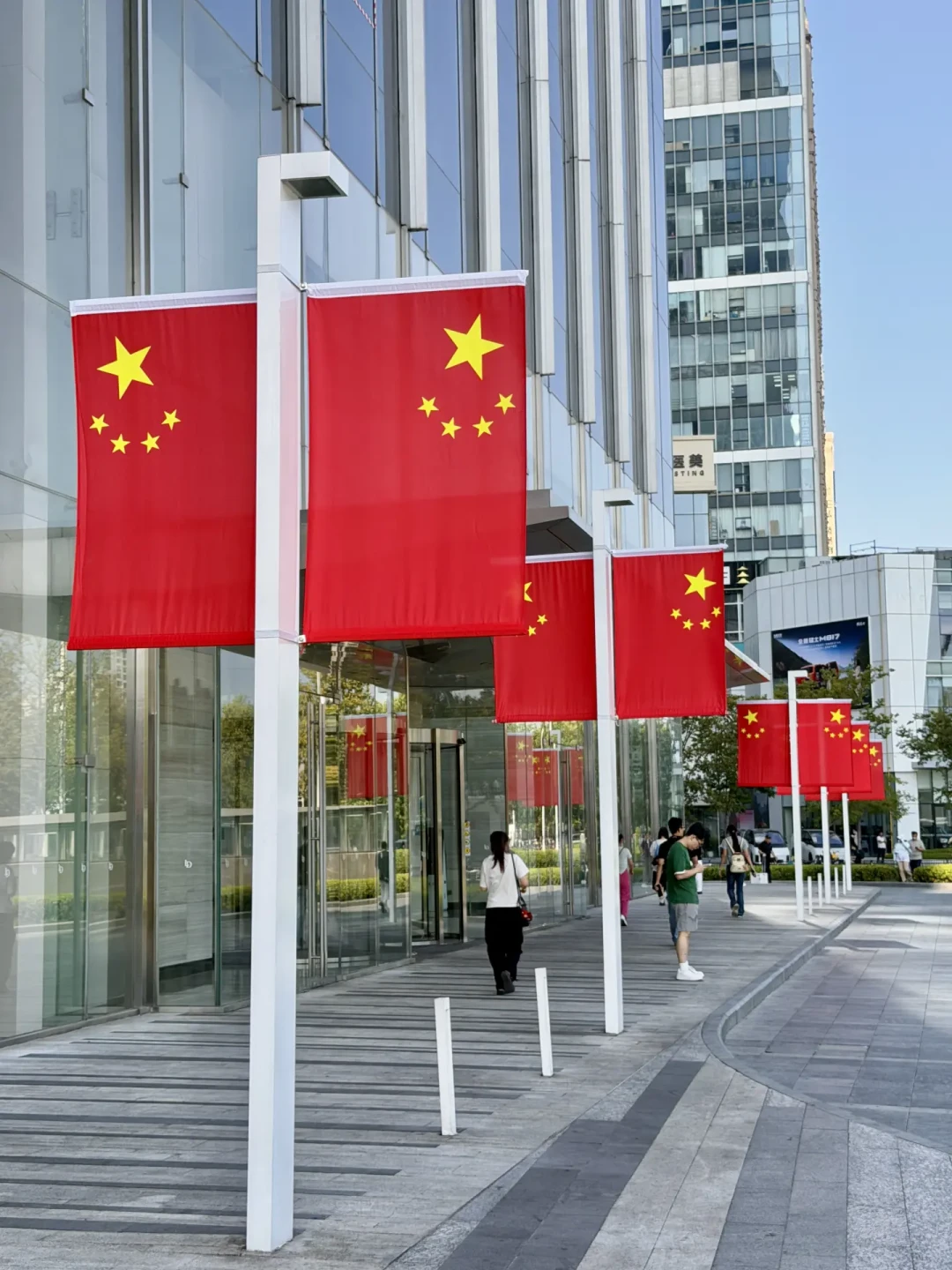 国庆的国旗墙,九月就挂好了:对完三年上线节奏,“预制朋友圈”的拍摄窗口就这几周