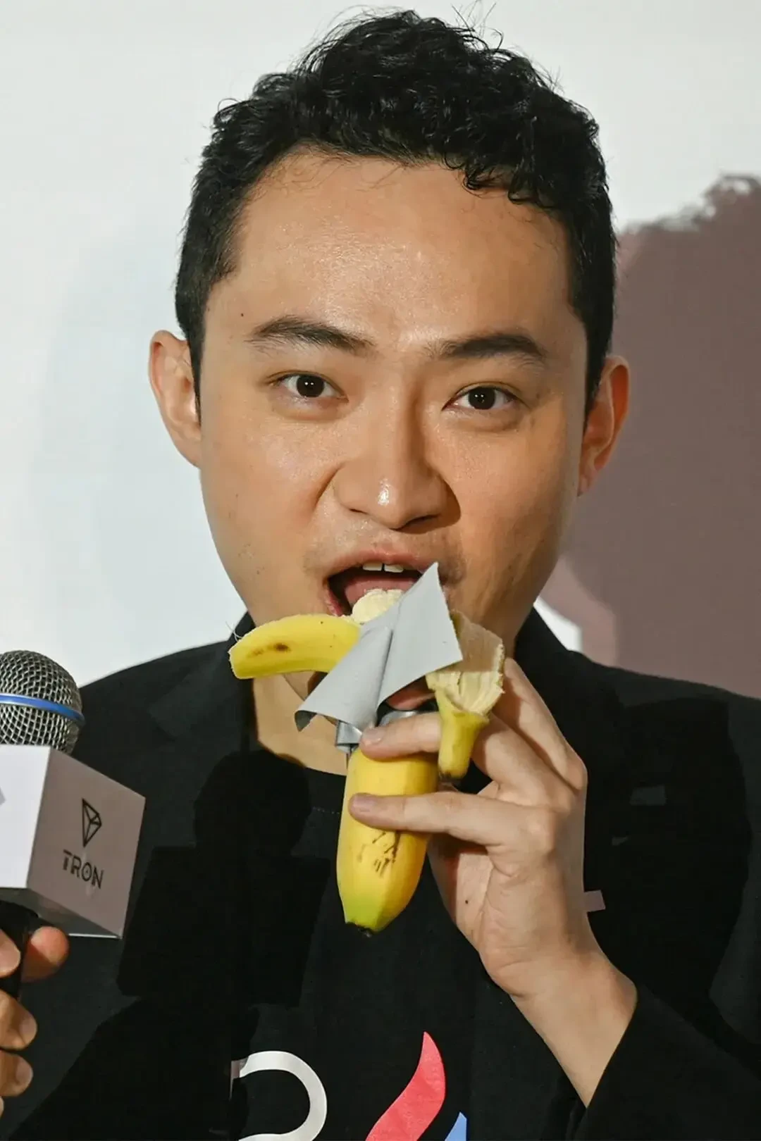 被吃了4次、被偷了1次,价格从12万美元涨到624万:这根4500万的香蕉,资产不是水果是档案