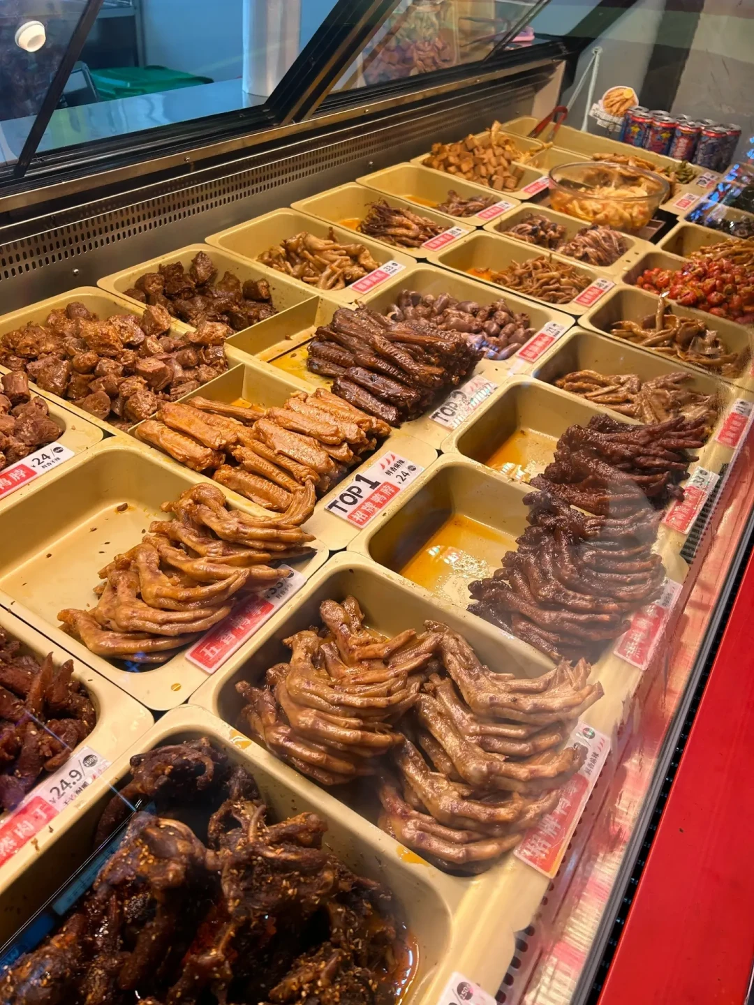 周黑鸭降价超10元、绝味两年关店6600家：本该更便宜的鸭脖，为什么随手一买还是破百？