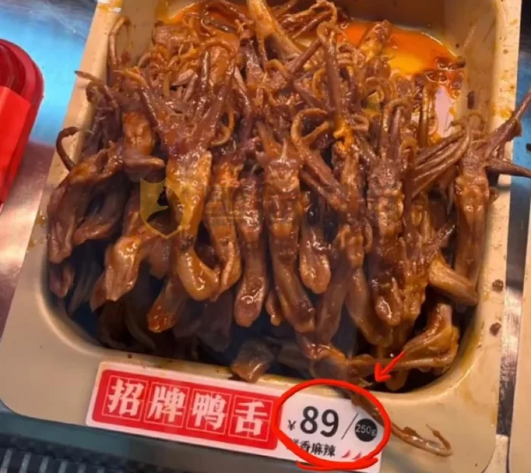 周黑鸭降价超10元、绝味两年关店6600家：本该更便宜的鸭脖，为什么随手一买还是破百？