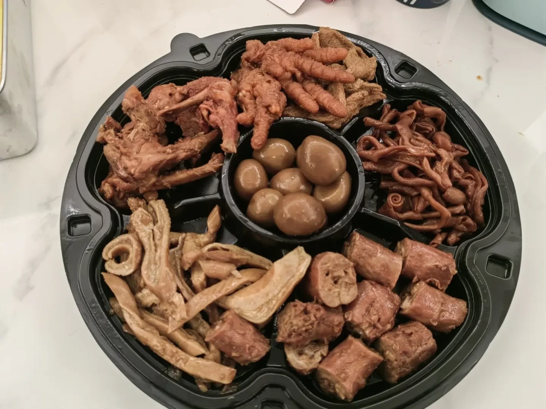 周黑鸭降价超10元、绝味两年关店6600家：本该更便宜的鸭脖，为什么随手一买还是破百？