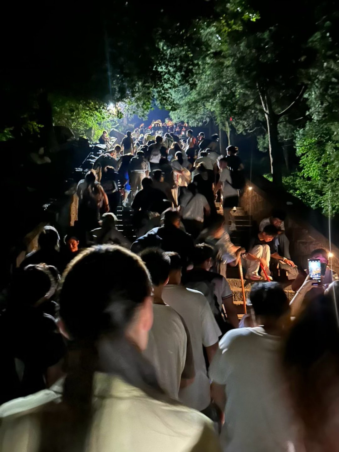 日出概率最高的一天，撞上万人上山比赛日：这周末夜爬泰山的人，先把行程下半张表改掉