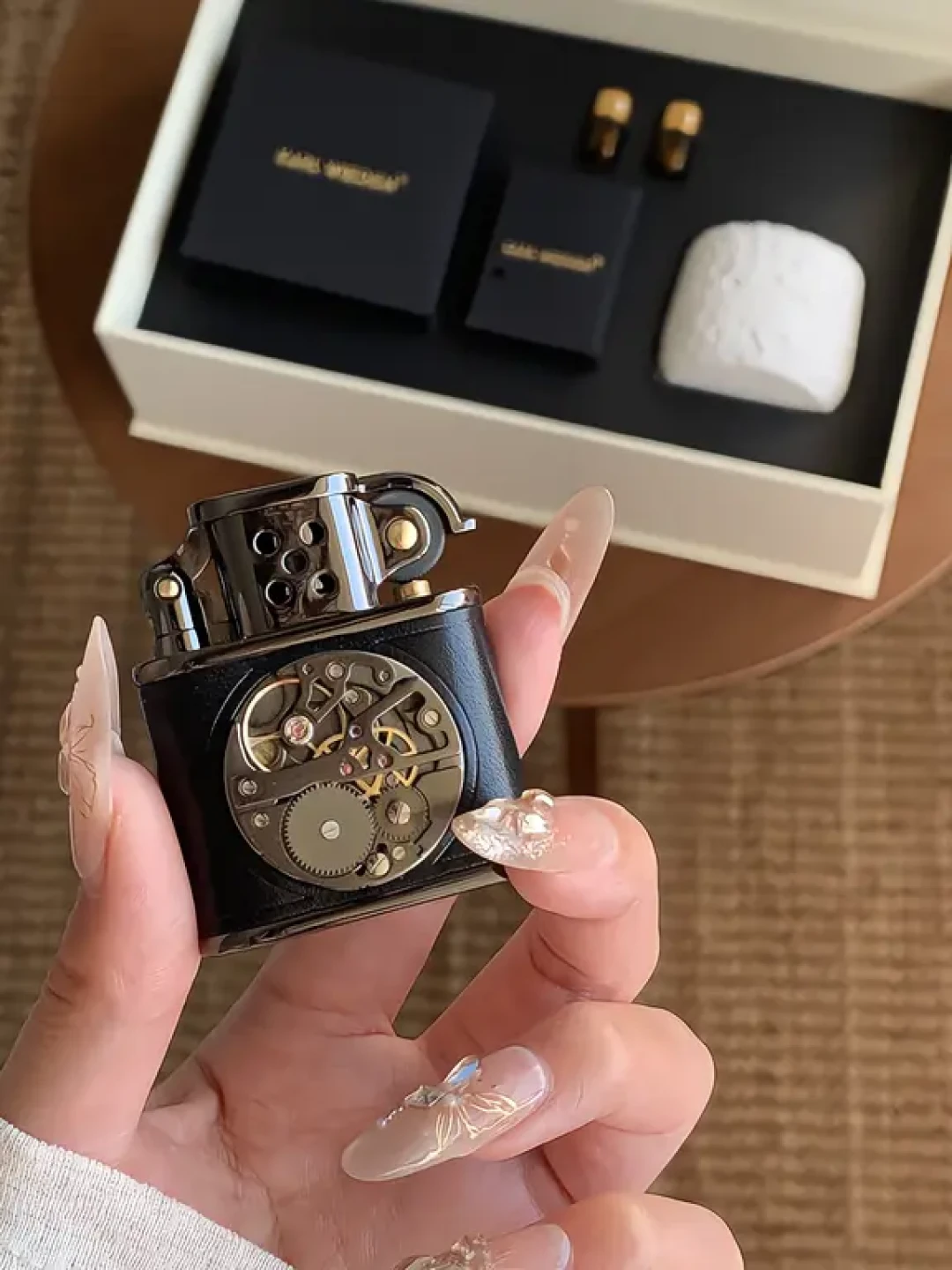 不抽烟的人开始抢打火机：从199元一人之下谷到一万六的NANA编码款，这波联名火机买不买